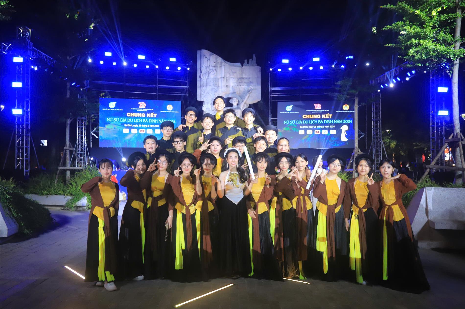 Cuộc thi ảnh "Thầy cô trong trái tim em": Lớp 8A10- Chuyến đi yêu thương