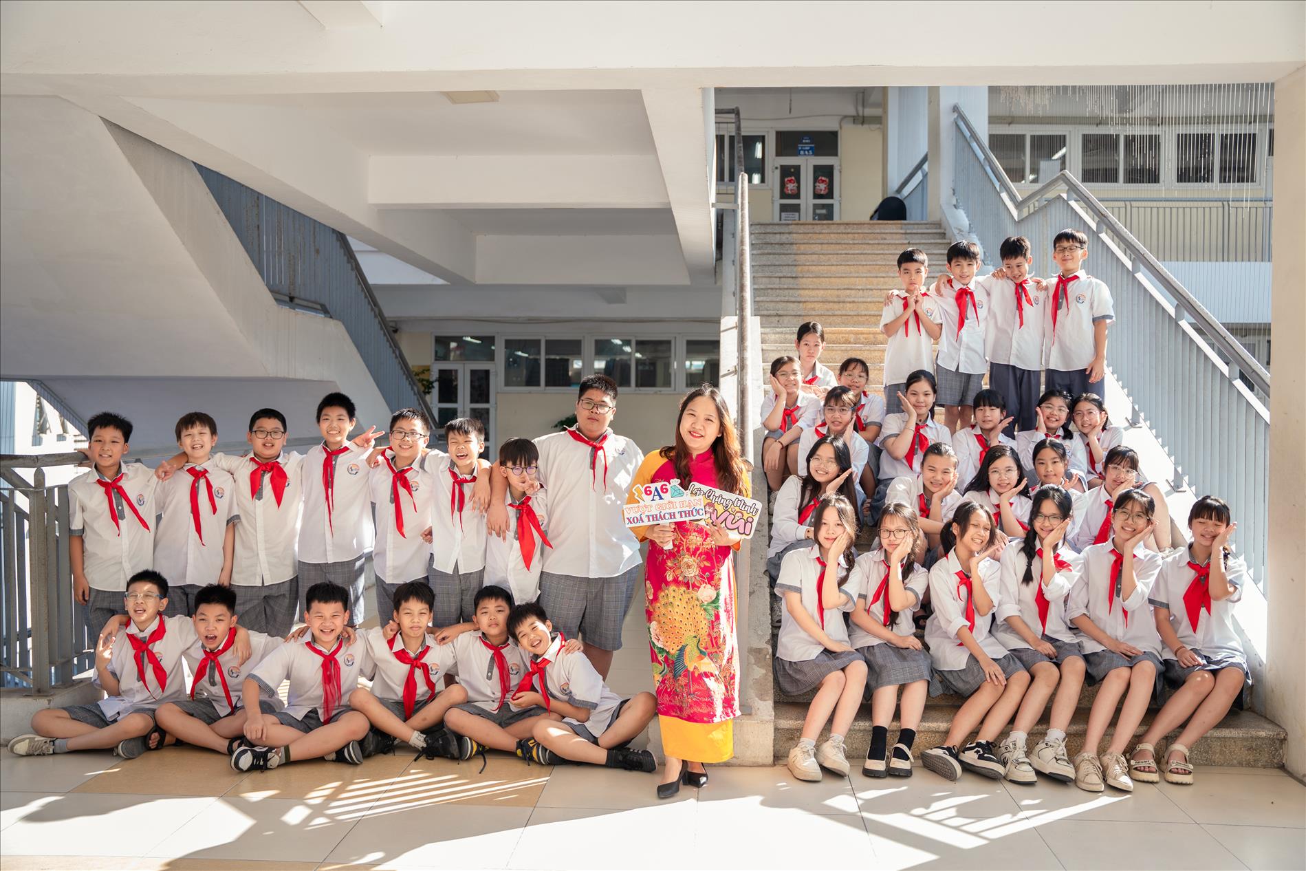 Cuộc thi ảnh "Thầy cô trong trái tim em": Lớp 6A6- Hai nửa của một trái tim
