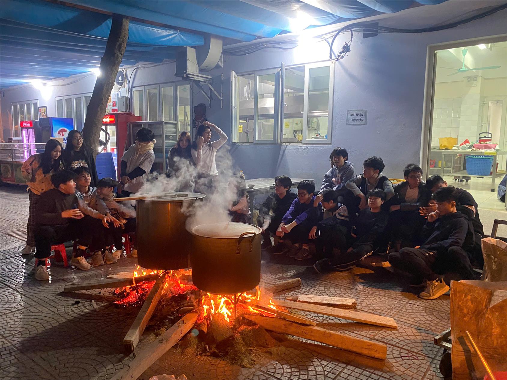 Cuộc thi ảnh "Thầy cô trong trái tim em": Lớp 9A6- Chỉ là tổng kết để nghỉ hè thôi mà, sao vui quá thế!