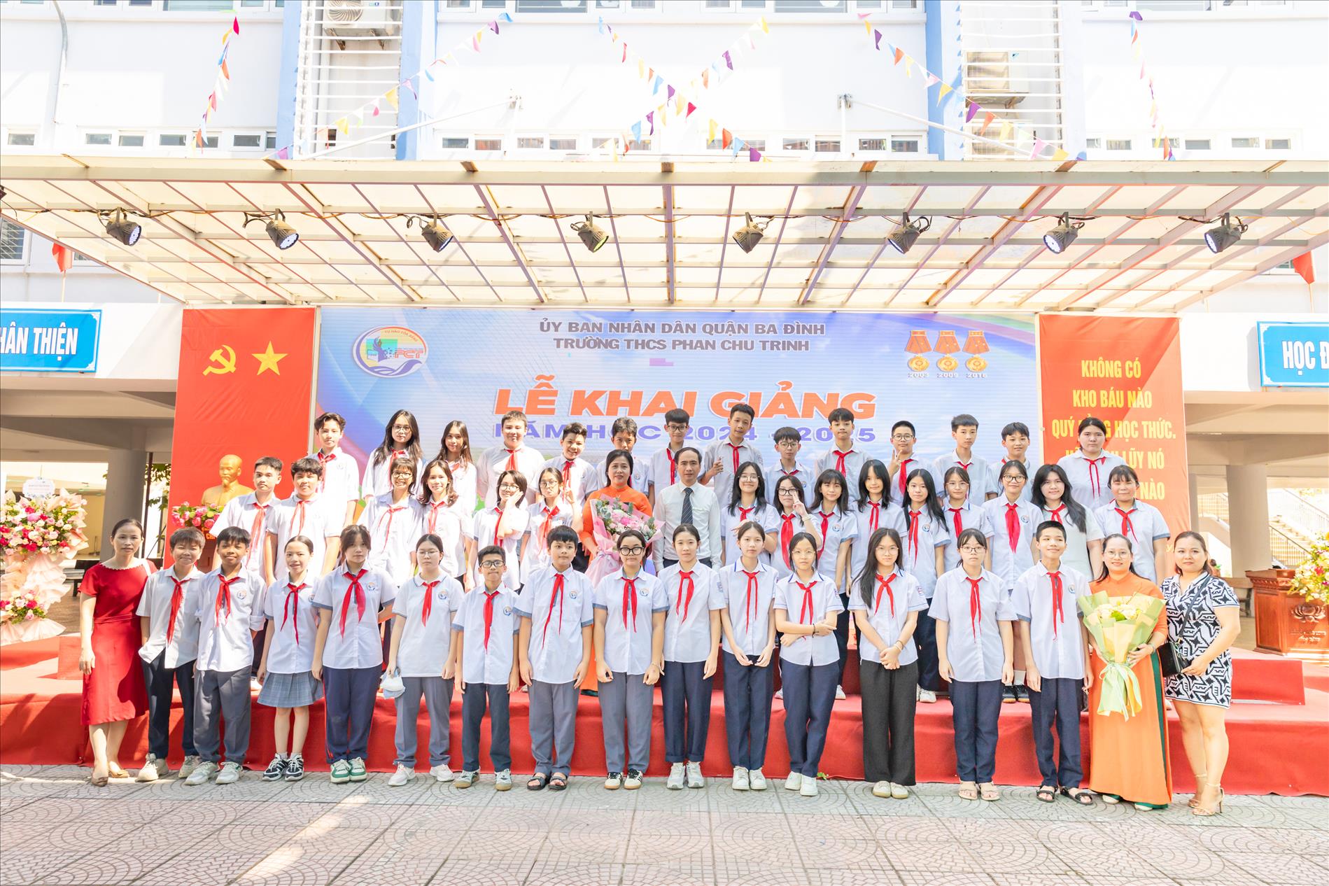 Cuộc thi ảnh "Thầy cô trong trái tim em": Lớp 8A9- Cùng nhau đón tuổi mới
