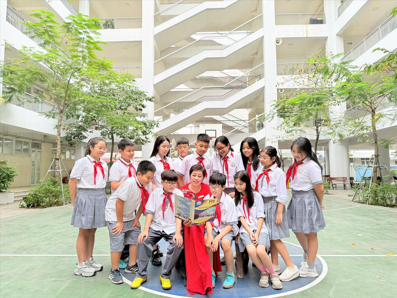 Cuộc thi ảnh "Thầy cô trong trái tim em": Lớp 6A4- Cô và trò