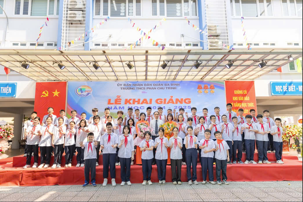 Cuộc thi ảnh "Thầy cô trong trái tim em": Lớp 7A6- Cùng thầy cô chào đón năm học mới