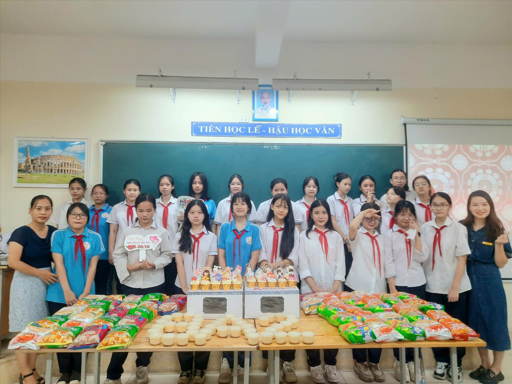Cuộc thi ảnh "Thầy cô trong trái tim em": Lớp 8A2- Ngây thơ của những ngày đầu gặp trường Phan