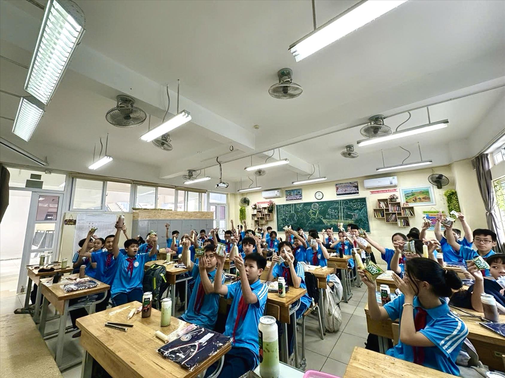 Cuộc thi ảnh "Thầy cô trong trái tim em": Lớp 8A3- Ăn uống cho hay, học tập hăng say