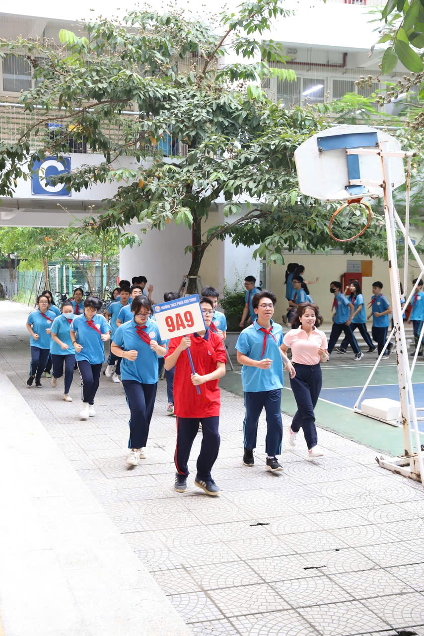 Cuộc thi ảnh "Thầy cô trong trái tim em": Lớp 9A9- Thênh thang bước đi giữa trời rực rỡ