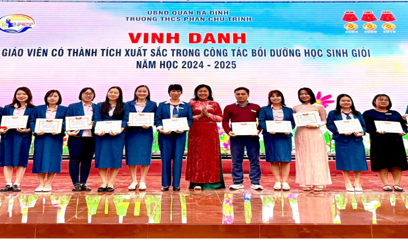 Vinh danh giáo viên, học sinh đạt thành tích xuất sắc trong kỳ thi học sinh giỏi cấp Quận