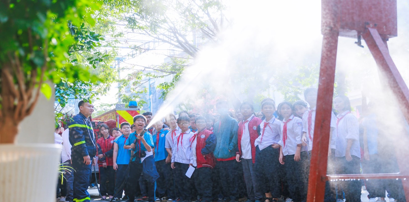 Học sinh THCS Phan Chu Trinh háo hức tham gia trải nghiệm thực hành  chữa cháy và cứu nạn, cứu hộ