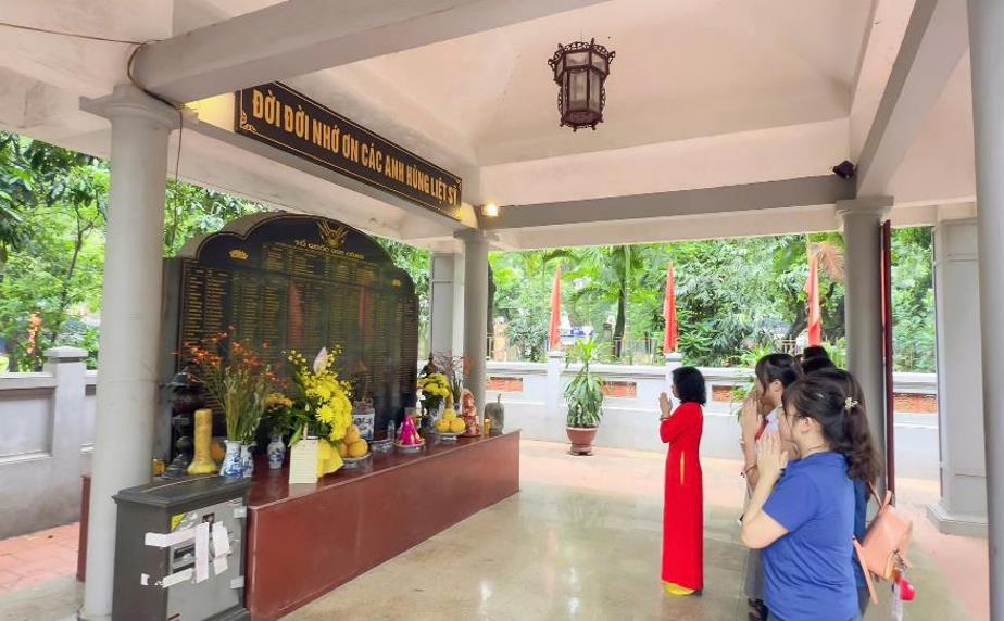 Trường THCS Phan Chu Trinh tổ chức lễ dâng hương tưởng niệm các Anh hùng Liệt sĩ nhân dịp kỷ niệm 80 năm Cách mạng Tháng 8 và Quốc khánh 2/9