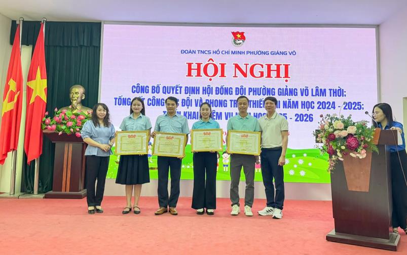 Liên đội Trường THCS Phan Chu Trinh vinh dự nhận bằng khen của Hội đồng Đội trung ương