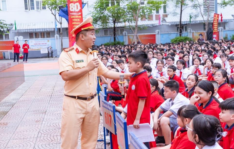 Chủ đề ý nghĩa trong sinh hoạt dưới cờ tại trường THCS Phan Chu Trinh