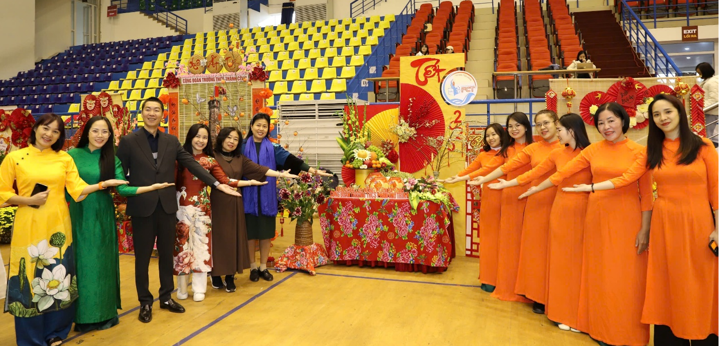 Trường THCS Phan Chu Trinh tham gia Chợ Tết Công đoàn