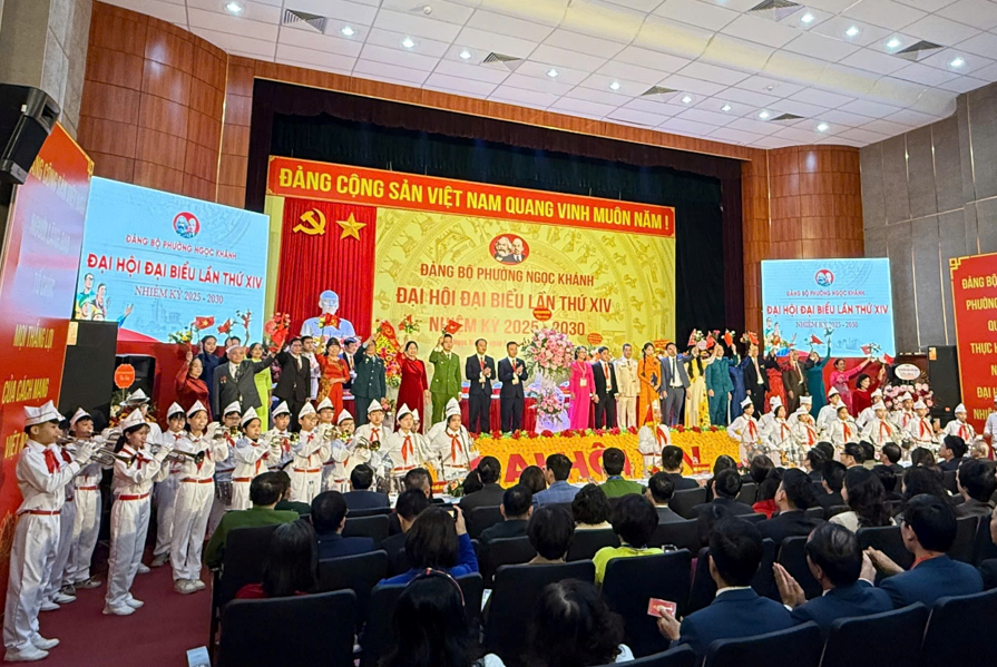 Đội nghi lễ trường THCS Phan Chu Trinh - Tự hào lan tỏa tinh thần tuổi trẻ, chào mừng Đại hội Đảng bộ phường Ngọc Khánh lần thứ XIV!
