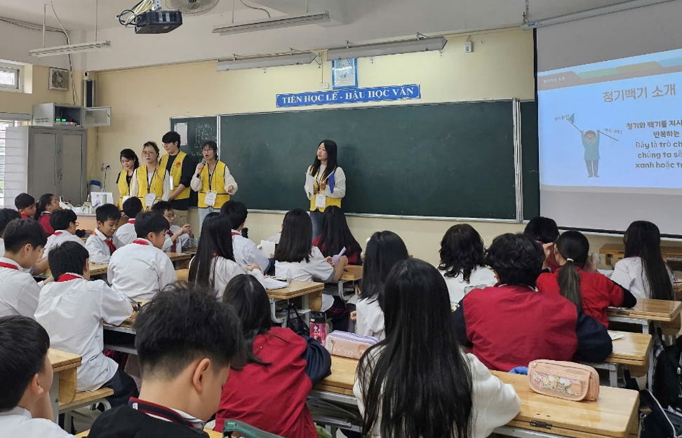 Hoạt động giao lưu giữa học sinh Phan Chu Trinh và đoàn sinh viên Hàn Quốc