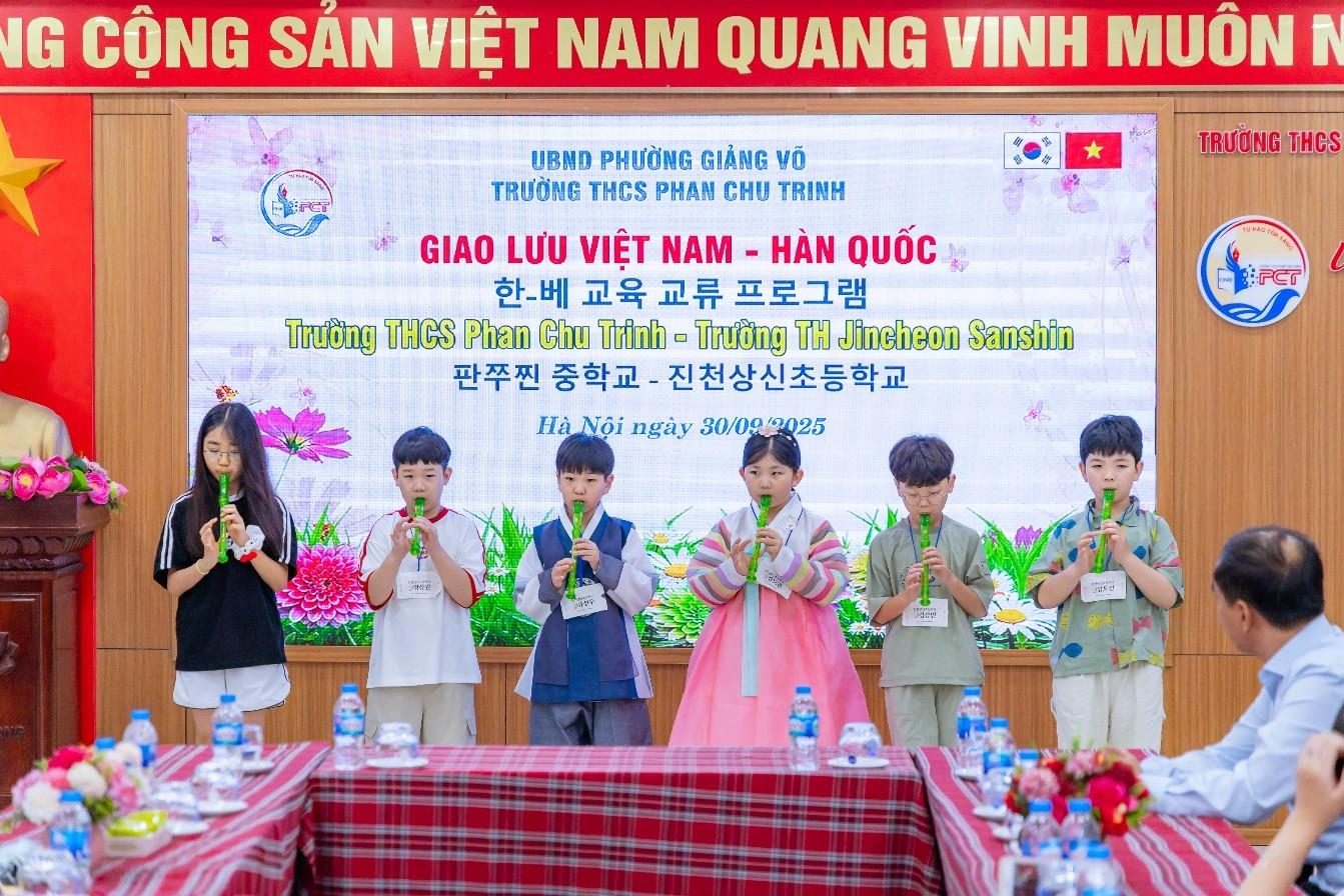 Giao lưu văn hoá Việt-Hàn: Trải nghiệm ý nghĩa tại Trường THCS Phan Chu Trinh