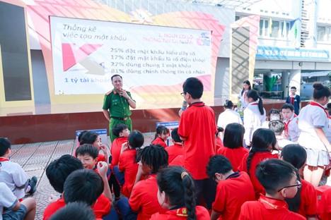 Lật tẩy chiêu trò lừa đảo, giúp học sinh an toàn trên không gian mạng