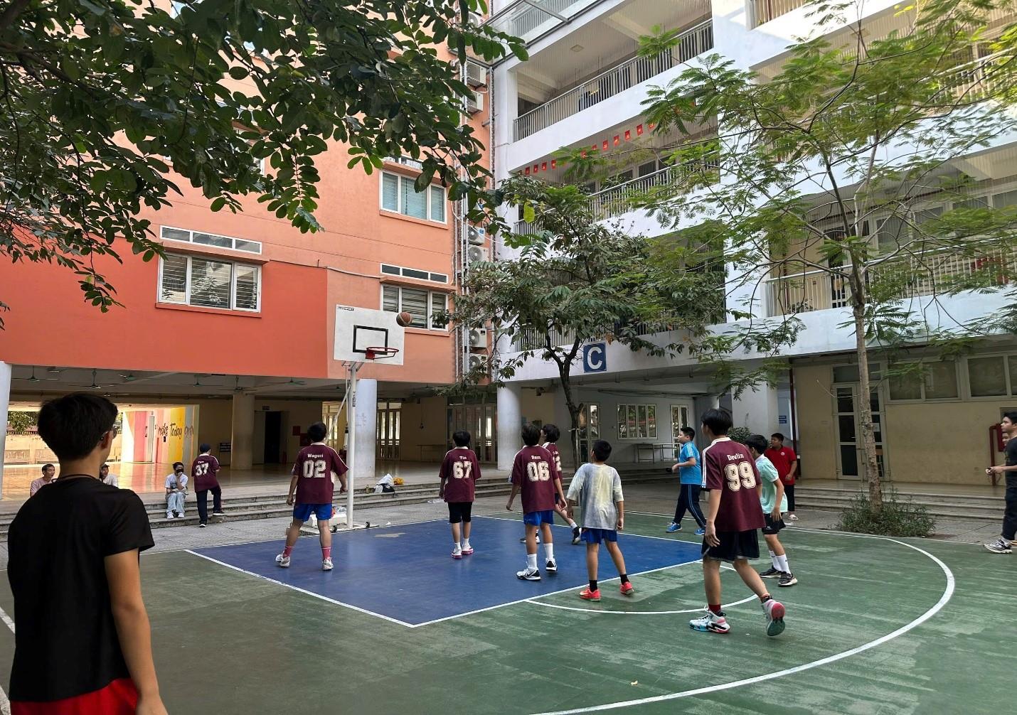 8A1 với 8A5: Trận đấu đẹp mắt Giải bóng rổ THCS Phan Chu Trinh khối 8 năm học 2025- 2026