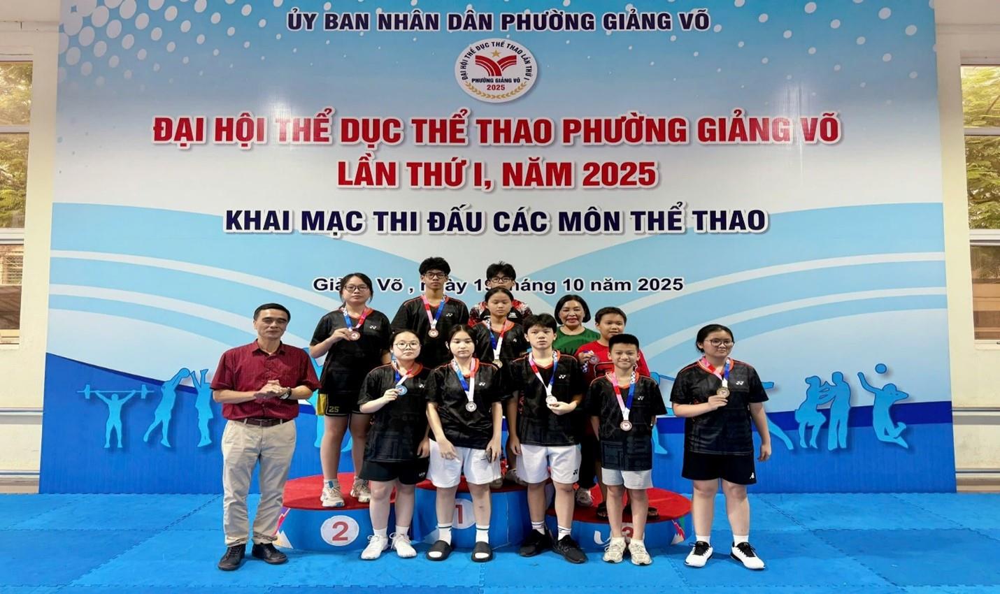 6 tấm huy chương – 1 tinh thần chiến thắng: toả sáng tài năng cầu lông THCS Phan Chu Trinh tại đại hội TDTT Phường Giảng Võ