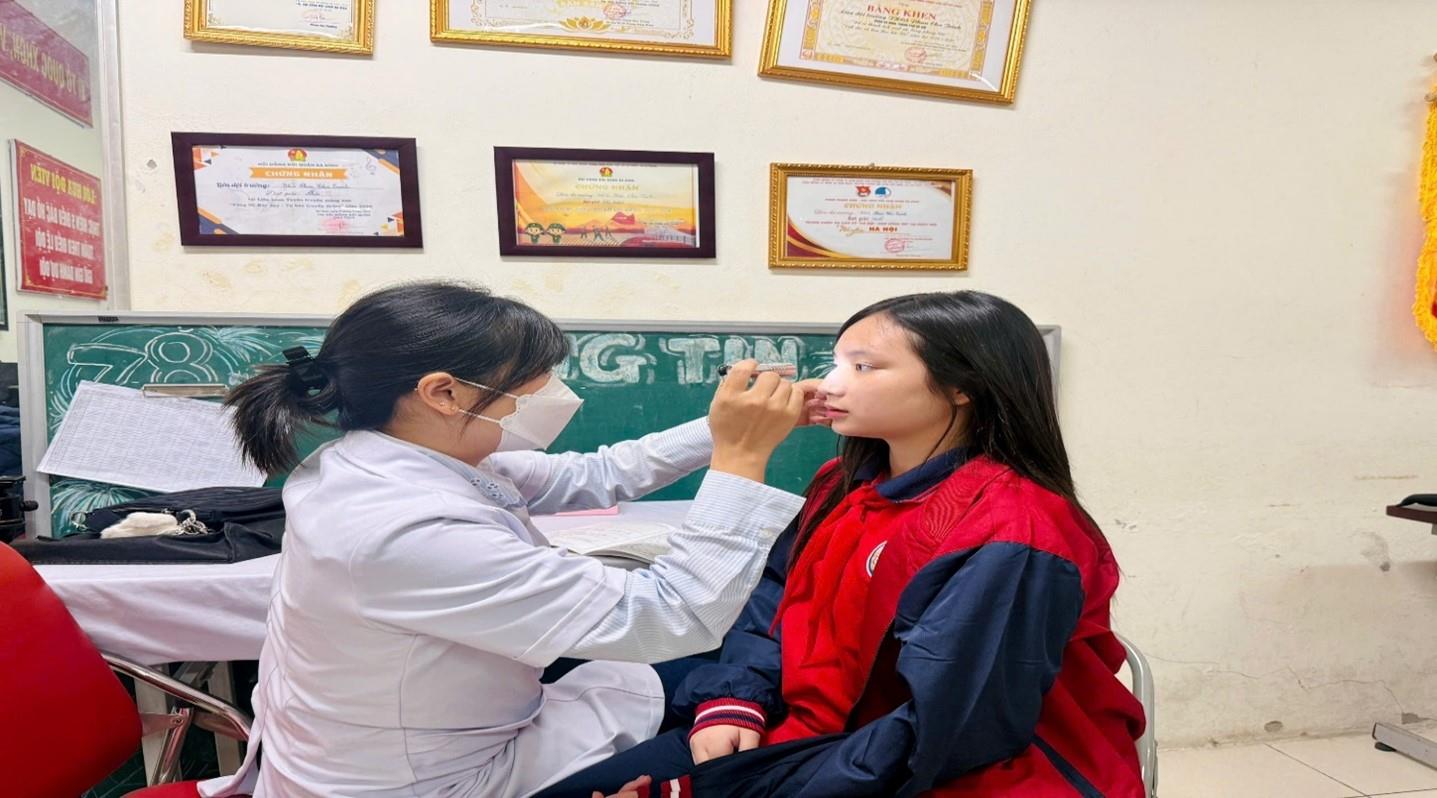 Chung tay chăm sóc sức khỏe cộng đồng: Trường THCS Phan Chu Trinh tổ chức khám sức khỏe định kỳ cho học sinh