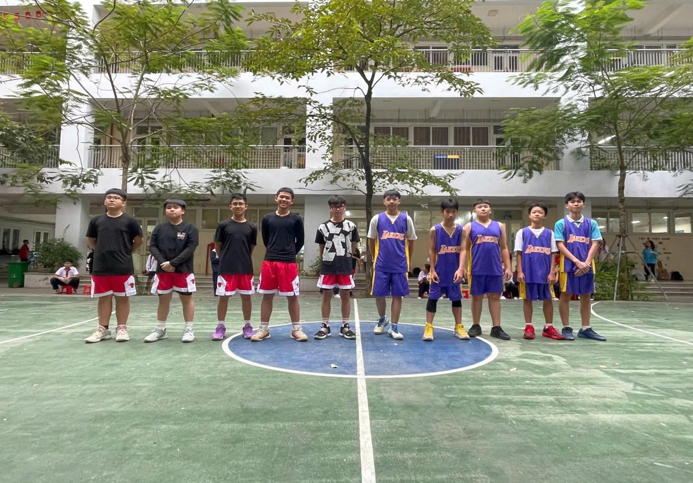 Cháy hết mình dưới trời thu Hà Nội: Trận "Siêu kinh điển" 8A8 và 8A11 khuấy đảo sân bóng rổ THCS Phan Chu Trinh!