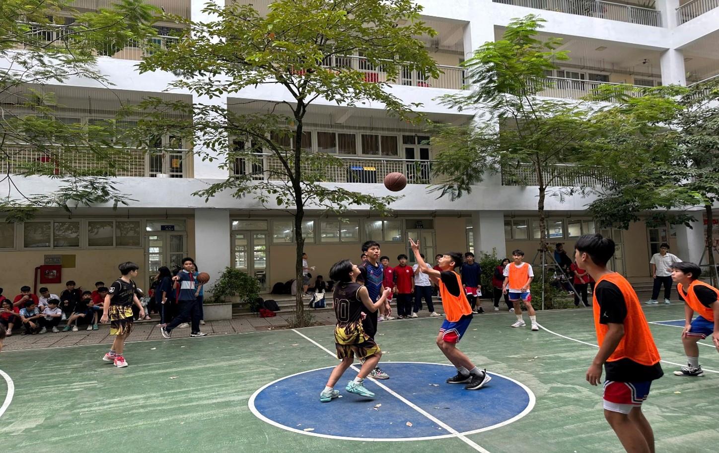 "Rung động" cả Giảng Võ: 8A9 và 8A10 tạo nên "Bữa tiệc thể thao" không thể quên tại THCS Phan Chu Trinh