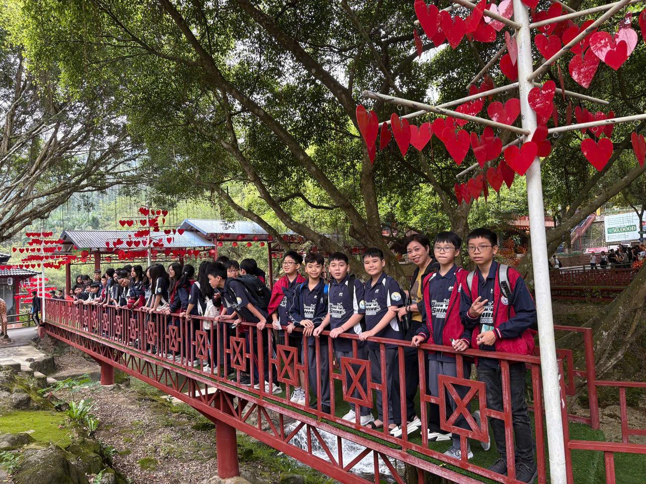 Khi phụ huynh “Trẻ lại”: Kỷ niệm vàng của 7A4 tại Ao Vua