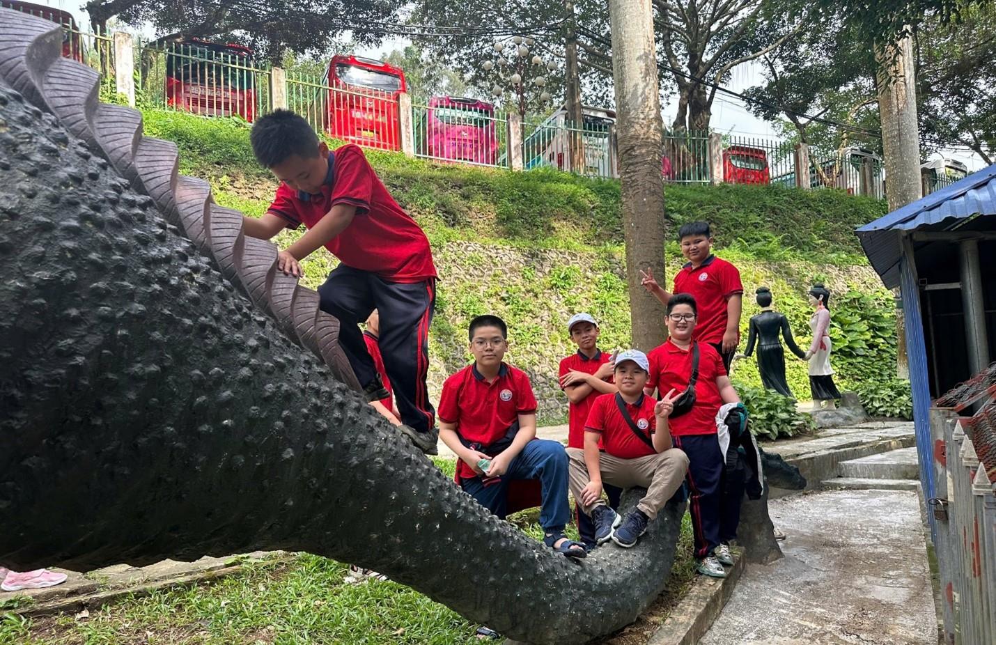 Hành trình gắn kết 6A10: Từ lớp học đến phi thuyền vũ trụ ở Ao Vua