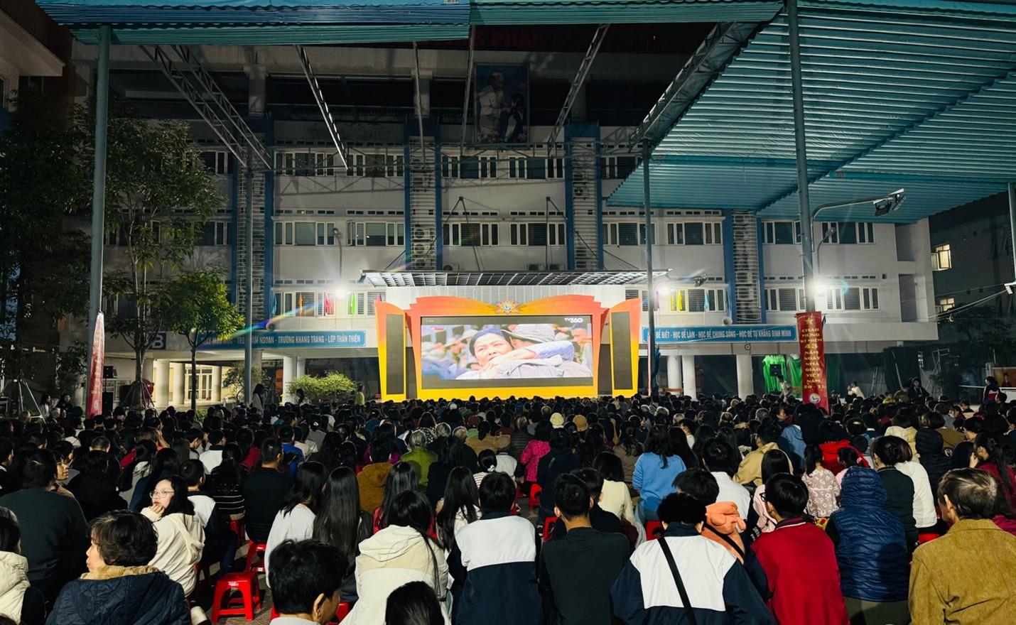 Phim "Mưa đỏ" đã tới trường Phan