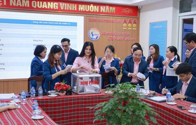 Chi bộ trường THCS Phan Chu Trinh tổ chức Hội nghị tổng kết công tác năm 2025