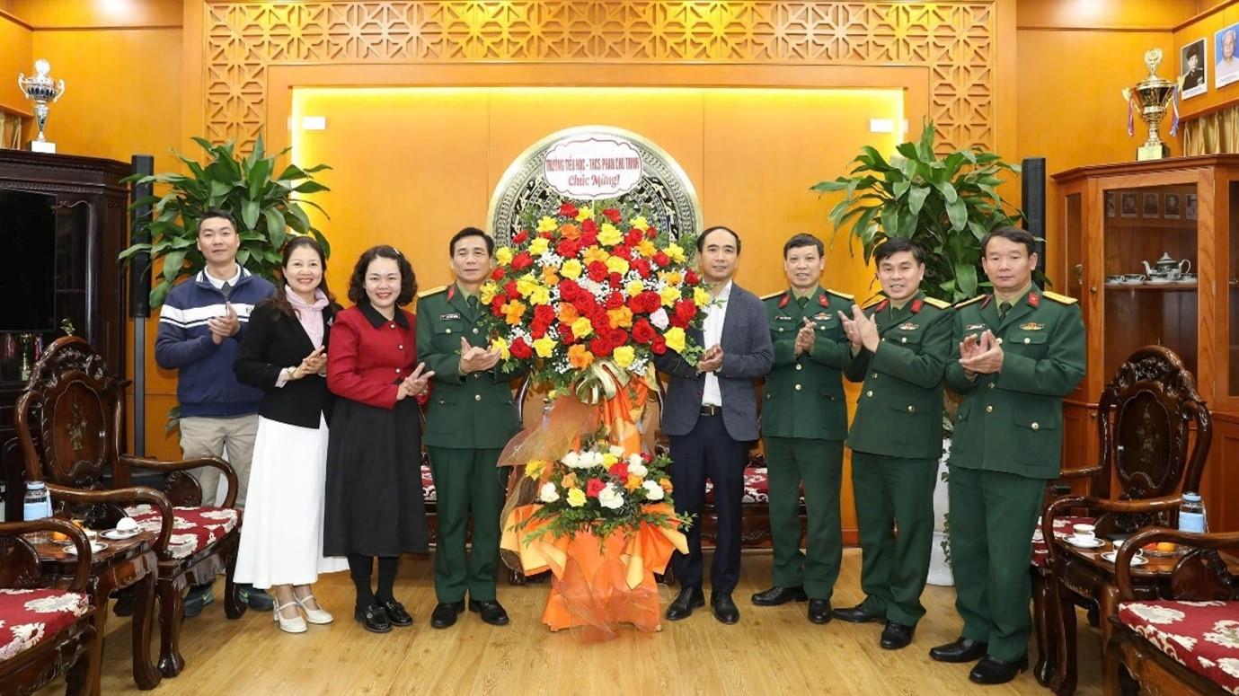 Đoàn trường Tiểu học và THCS Phan Chu Trinh chúc mừng Cục Chính trị nhân dịp kỉ niệm 81 năm Ngày thành lập Quân đội nhân dân Việt Nam