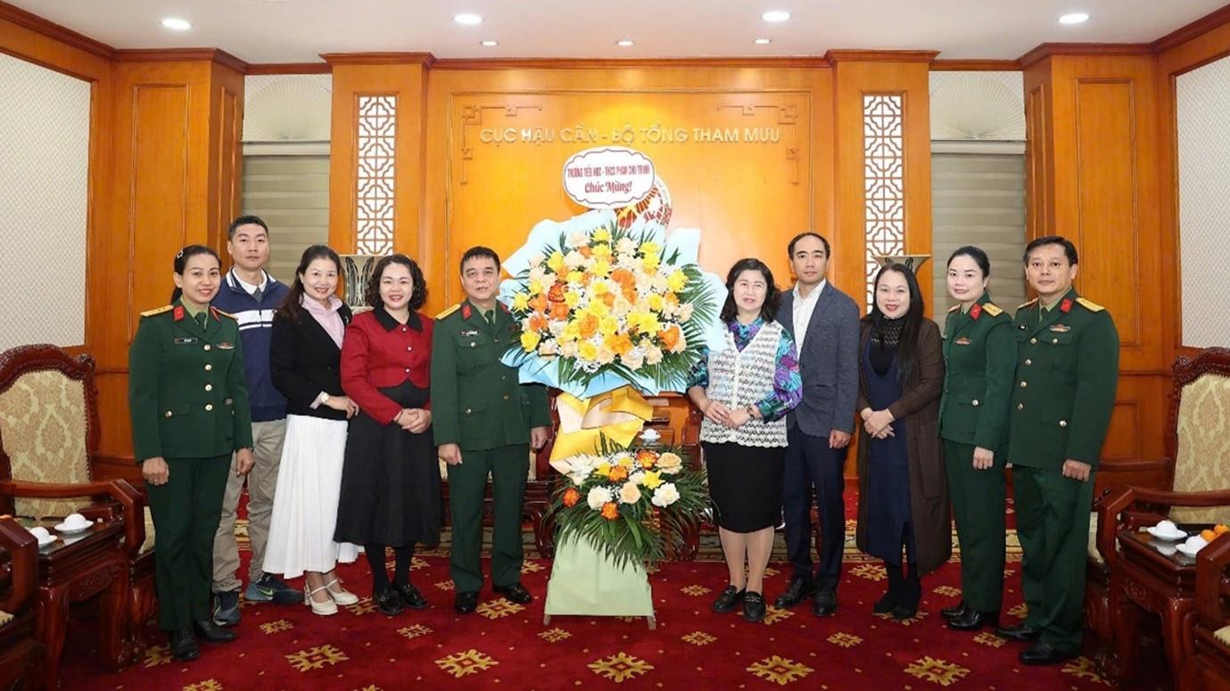 Chào mừng ngày 22/12: Đoàn công tác trường Tiểu học và THCS Phan Chu Trinh chúc mừng Cục Hậu cần – Bộ Tổng Tham mưu