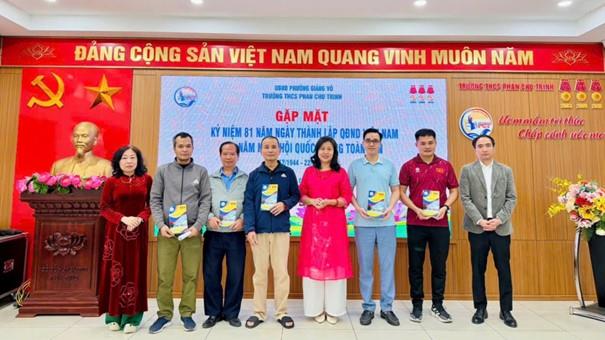 ​Tự hào người lính dưới mái trường