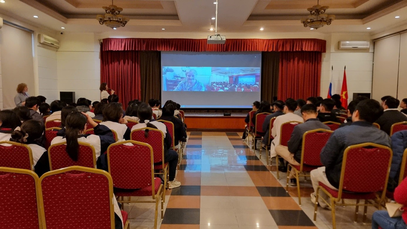 Học sinh trường THCS Phan Chu Trinh tham dự buổi chiếu phim tài liệu ý nghĩa