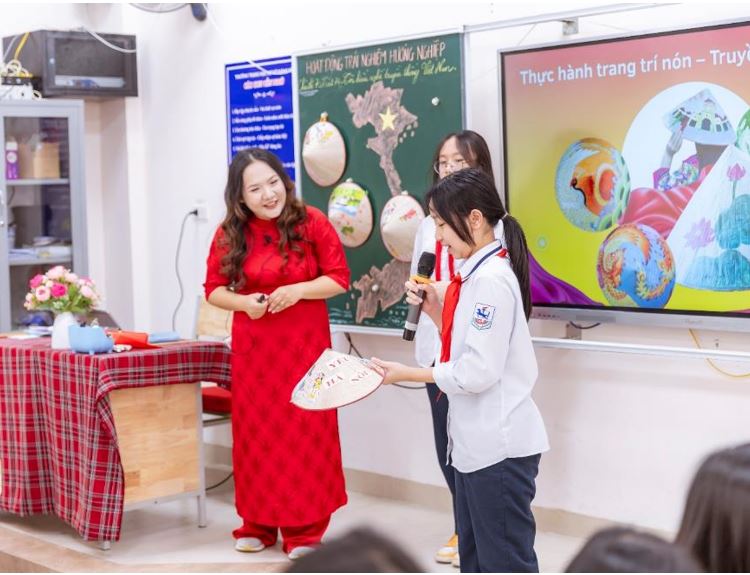 "Tìm hiểu Nghề truyền thống ở Việt Nam" – Hoạt động Trải nghiệm – Hướng nghiệp gây ấn tượng trong cuộc thi giáo viên dạy giỏi cấp Quận