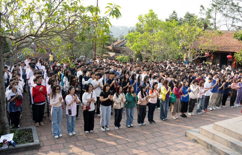 Học sinh lớp 9 trường THCS Phan Chu Trinh dâng hương tại đền thờ thầy giáo Chu Văn An
