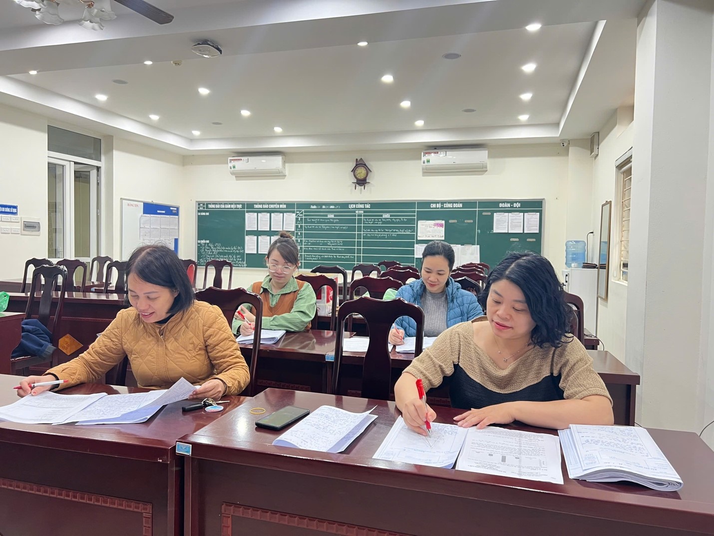 Tâm huyết và trách nhiệm: Giáo viên trường THCS Phan Chu Trinh  chấm chéo bài thi khảo sát lớp 9 cấp Quận