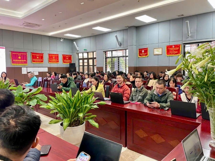 Tổ Văn – Thể – Mỹ trường THCS Phan Chu Trinh tích cực tham gia tập huấn ứng dụng AI trong giảng dạy