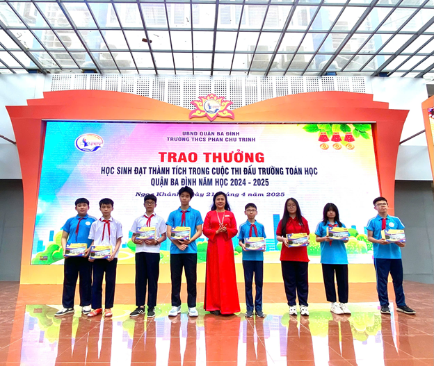 Vinh danh học sinh xuất sắc chung kết đấu trường toán học cấp quận