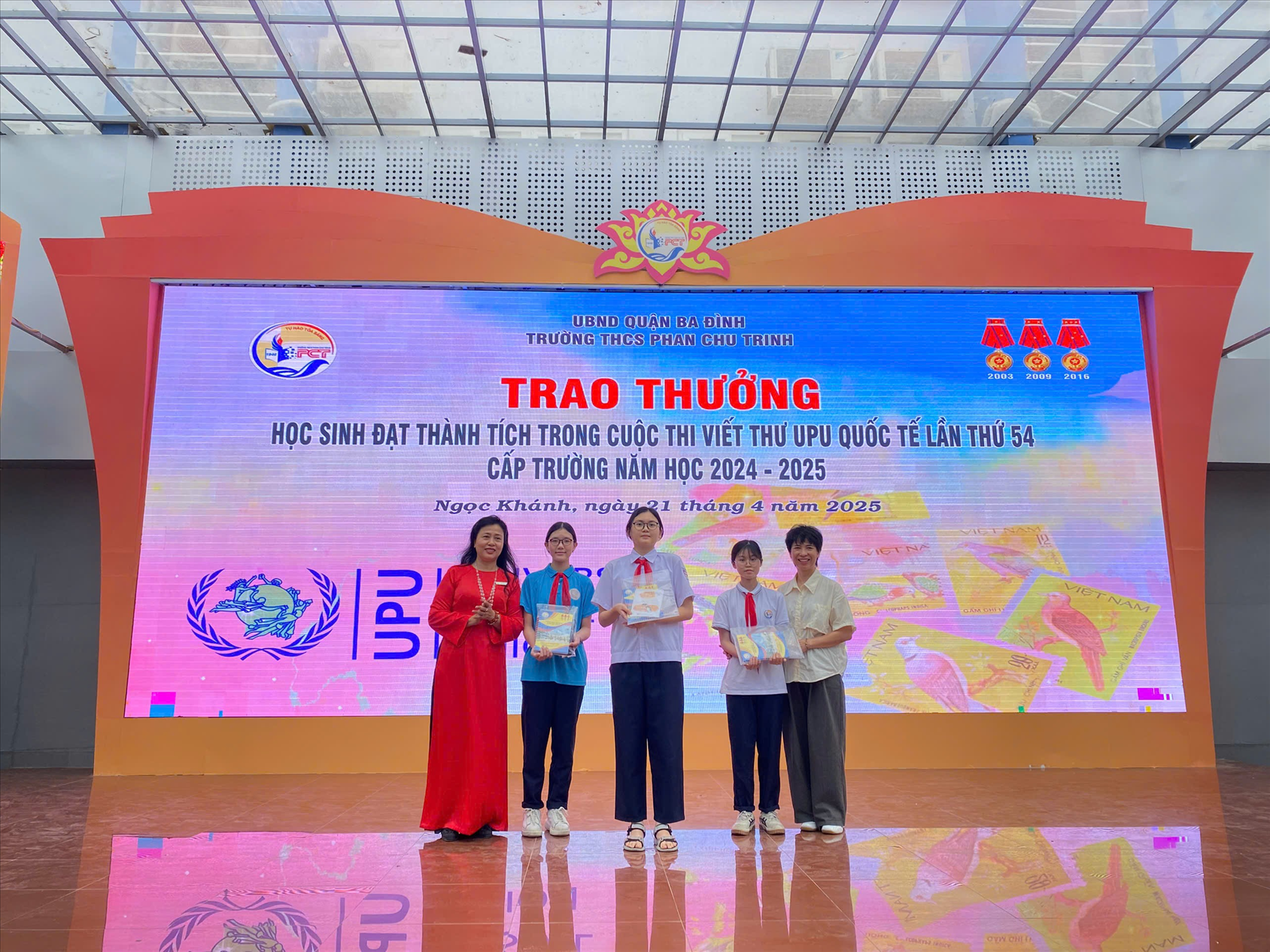 Trường THCS Phan Chu Trinh trao thưởng cho các học sinh đạt thành tích cao trong cuộc thi Viết thư Quốc tế UPU lần thứ 54 – năm 2025 cấp trường