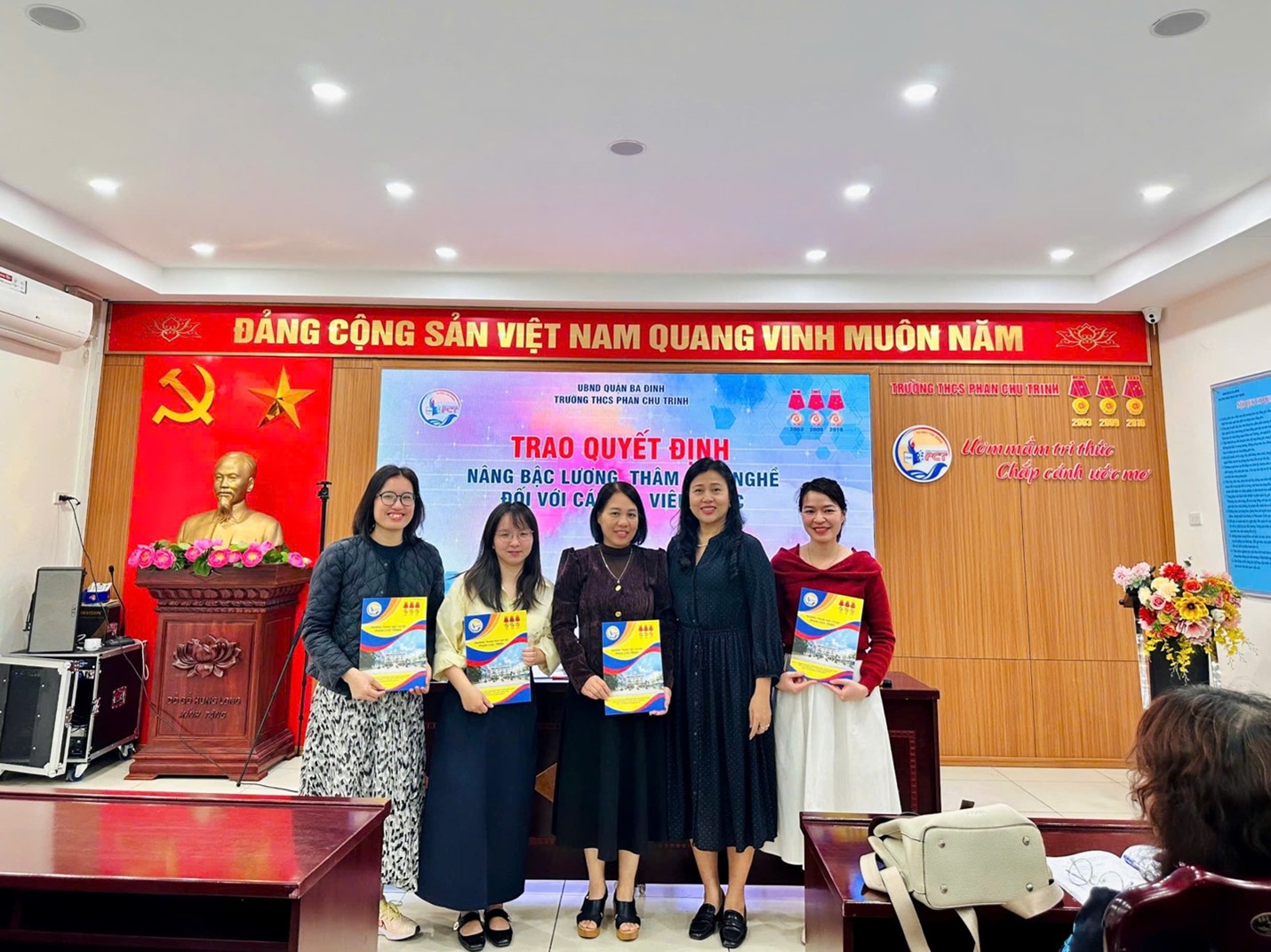 Nhà trường thông báo xét duyệt và trao quyết định nâng bậc lương cho cán bộ, giáo viên, nhân viên