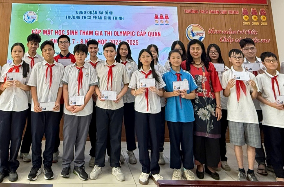 Gặp mặt học sinh khối 6,7,8 trường THCS Phan Chu Trinh tham dự kỳ thi Olympic cấp Quận năm học 2024-2025