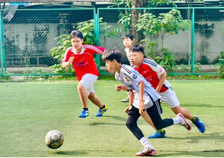 Trận bóng giữa 7A2 và 7A4: Rộn ràng trong từng nhịp bóng lăn