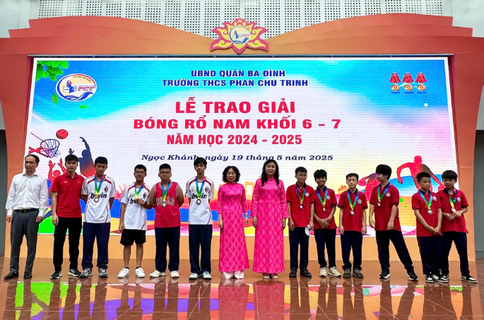 Trao giải bóng rổ nam khối 6,7 cấp trường năm học 2024-2025