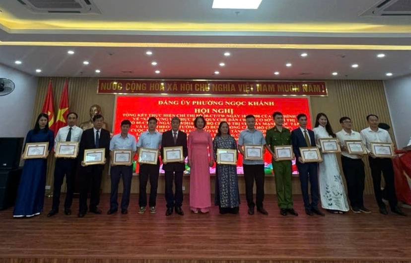 Chi bộ trường THCS Phan Chu Trinh vinh dự nhận giấy khen “Đã có thành tích trong 10 năm thực hiện Chỉ thị số 05-CT/TƯ ngày 15/5/2016 của Bộ Chính trị về “Đẩy mạnh học tập và làm theo tư tưởng, đạo đức, phong cách Hồ Chí Minh”