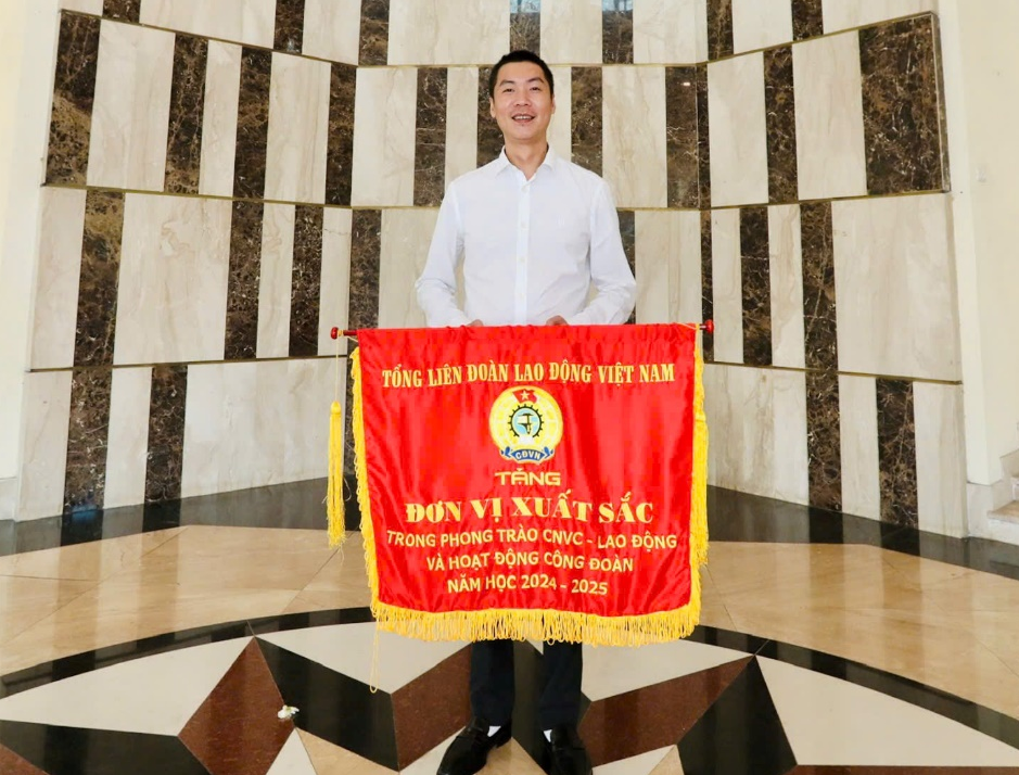 Trường THCS Phan Chu Trinh vinh dự nhận cờ Thi đua Khen tặng của Tổng Liên đoàn Lao động Việt Nam