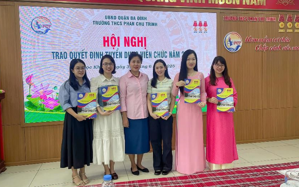 Trao quyết định tuyển dụng viên chức Trường THCS Phan Chu Trinh
