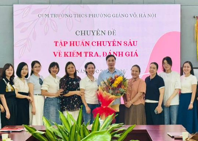​Quyết tâm đổi mới trong giảng dạy môn Ngữ Văn - Giáo viên trường THCS Phan Chu Trinh tập huấn chuyên sâu về kiểm tra, đánh giá.