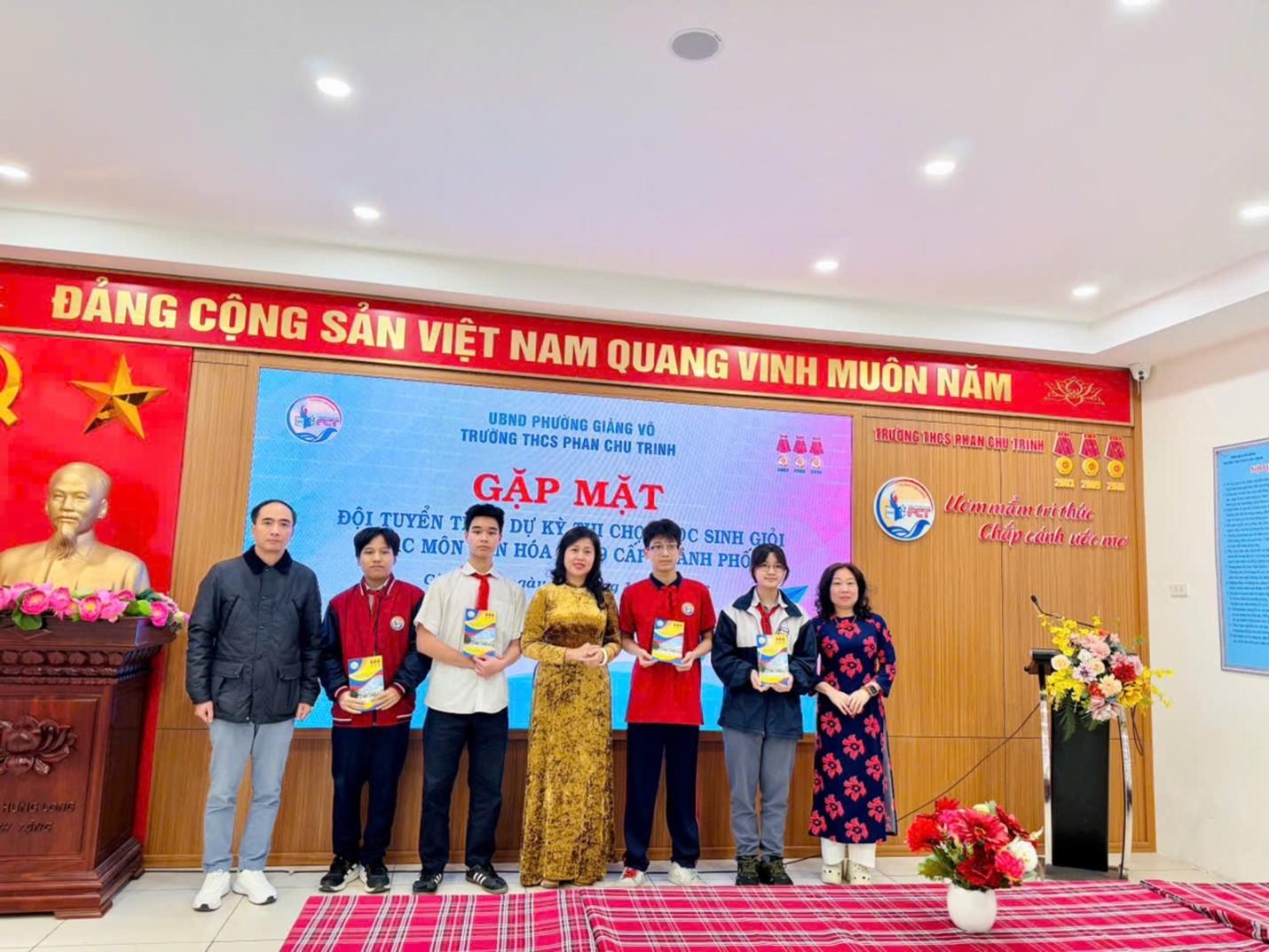 Trường THCS Phan Chu Trinh gặp mặt, động viên học sinh tham dự kỳ thi chọn học sinh giỏi lớp 9 cấp Thành phố.