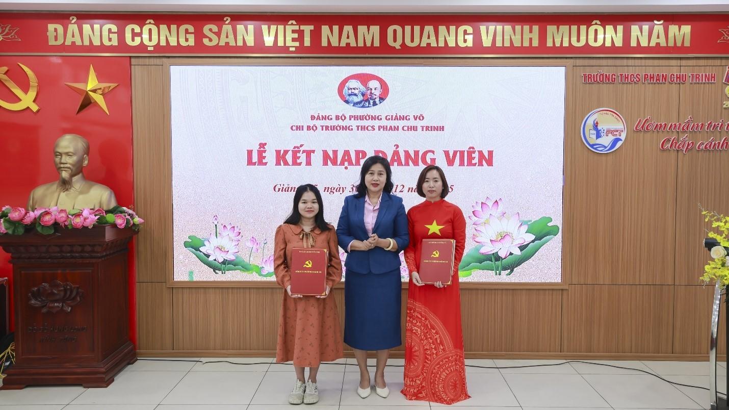 Lễ kết nạp hai đảng viên mới tại Trường THCS Phan Chu Trinh