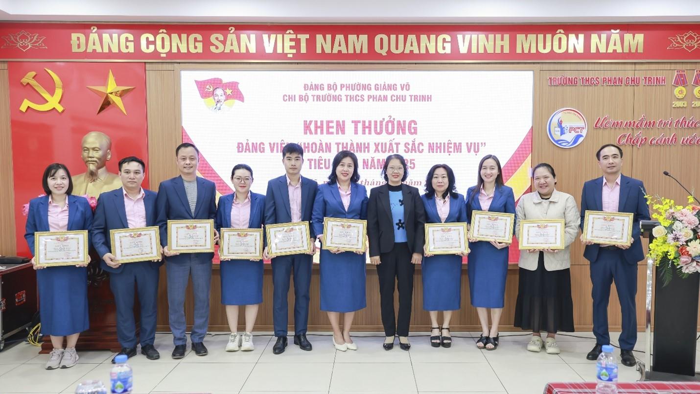 Khen thưởng đảng viên hoàn thành xuất sắc nhiệm vụ tiêu biểu năm 2025