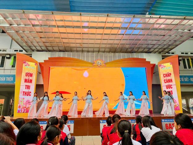 Chào năm mới – Mừng Đảng, mừng xuân